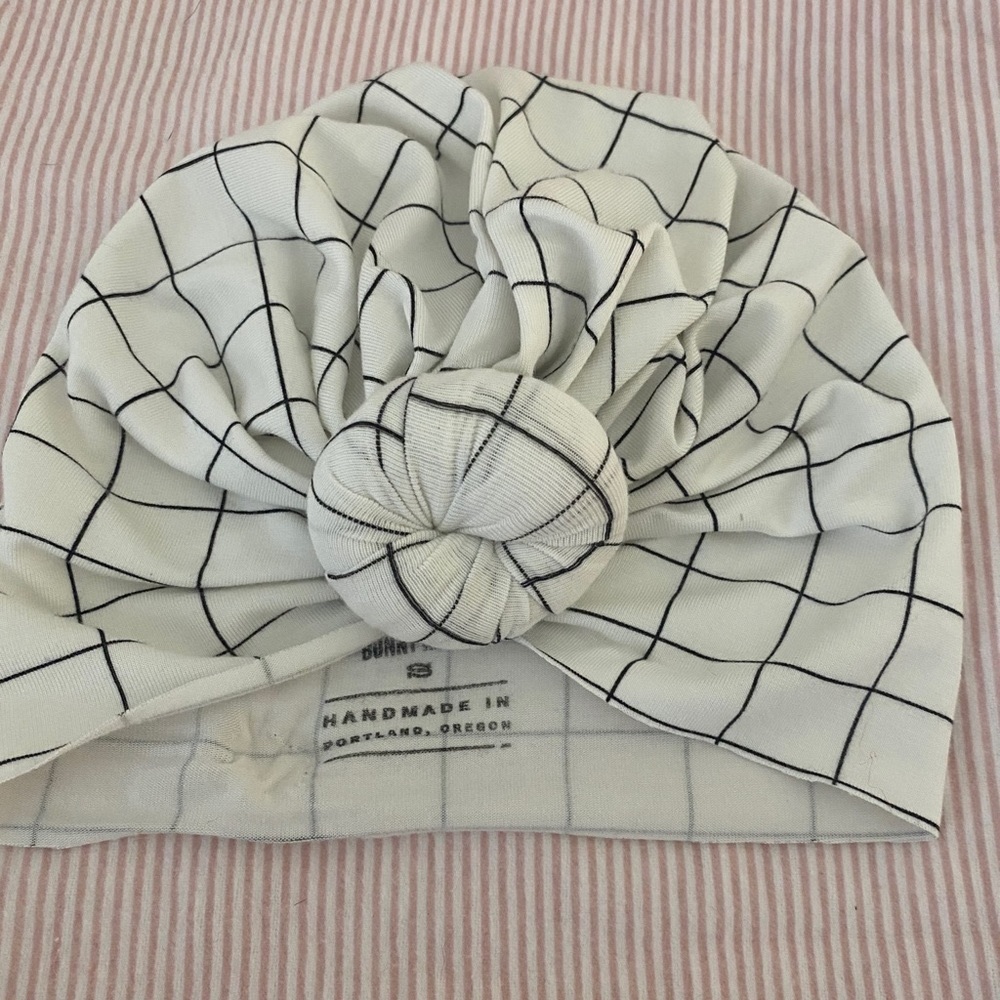 Arizona Black and White Plaid Bunny Knot